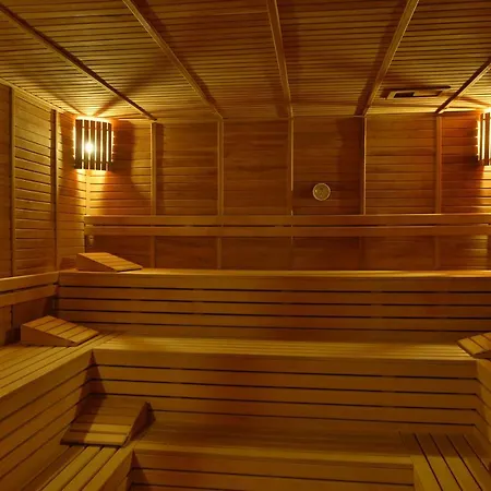 Crown Palace Ultra 5* Side