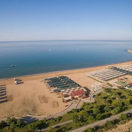 Crown Palace Ultra 5* Side