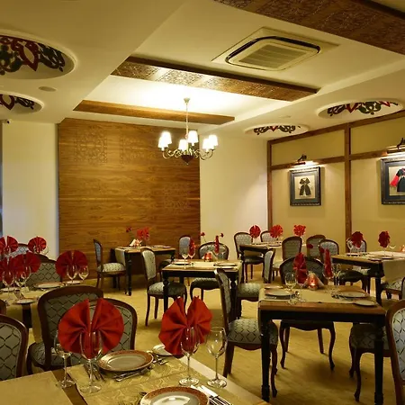 Crown Palace Ultra 5* Side