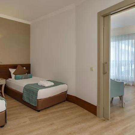 Crown Palace Ultra Hotell 5*