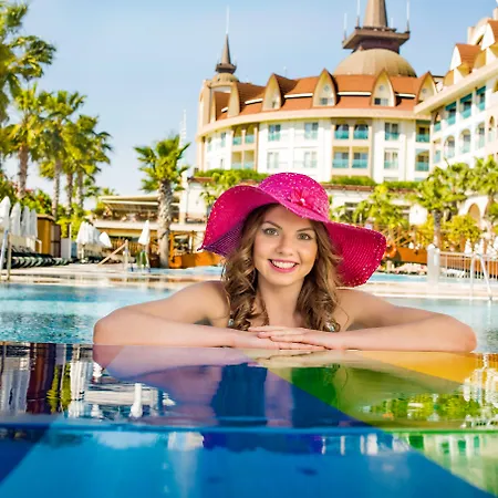 Crown Palace Ultra Hotell Side