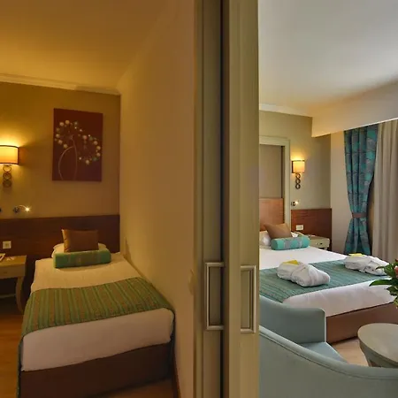 Crown Palace Ultra Hotell Side